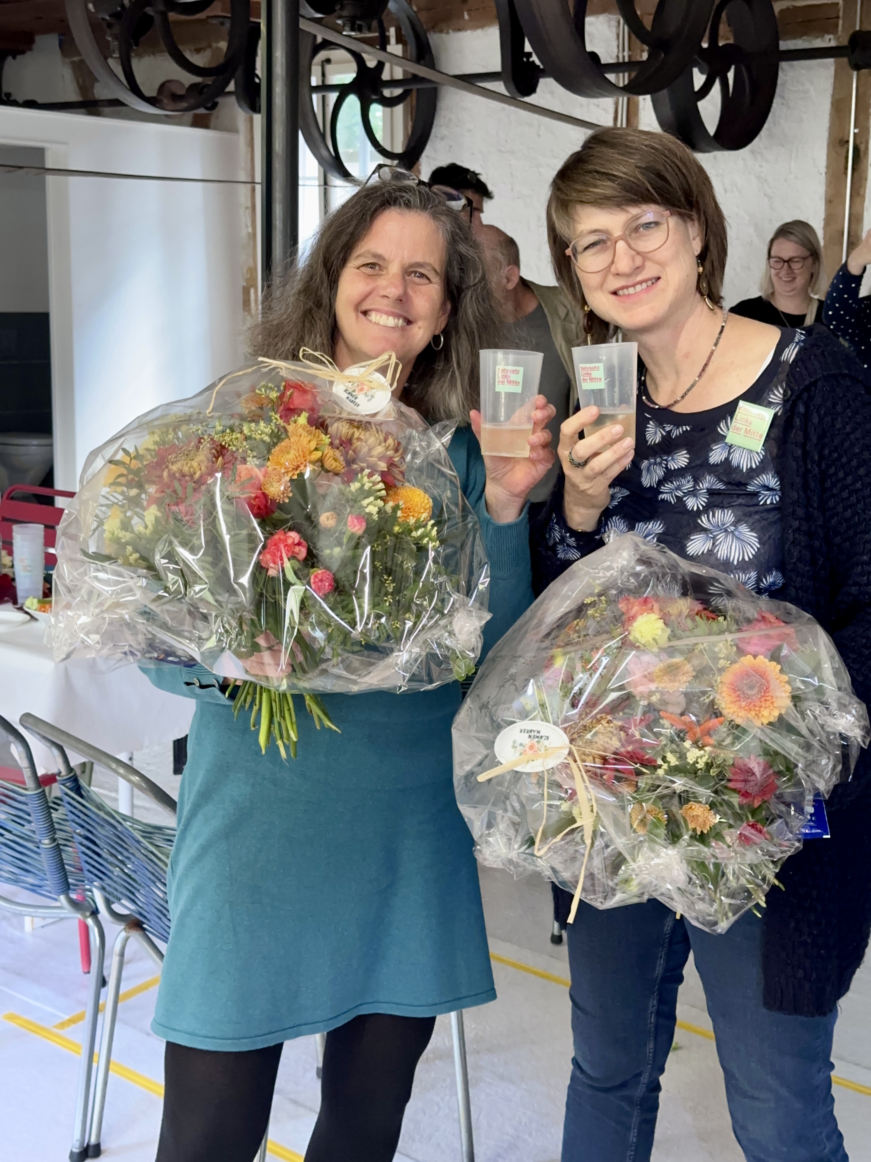 Laura und Judith vor dem Gemeindehaus